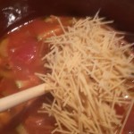 Minestra di zucchine con spaghetti spezzati